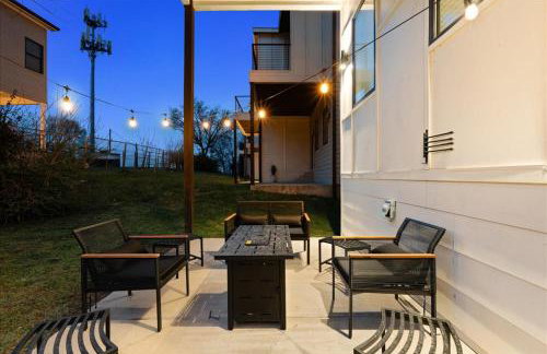 Nash House & Bars of Broadway with Patio Bar and Views! 8min Downtown! Sleeps 12! - Foto 54