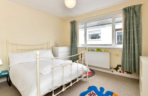 Spacious 4 Bedroom home with Parking Garden - Pass the Keys - Foto 31