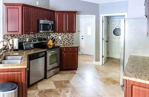 Modern 3BR Home, Saltwater Pool, Fenced Yard - Foto 8