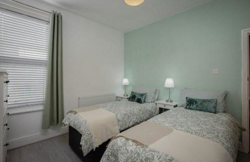 Comfy 3-Bed, Sleeps 5 & Parking - Foto 16