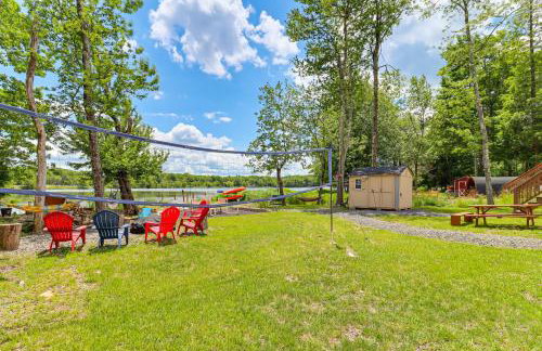 Lakefront Pocono Retreat w/ Hot Tub & Movie Hub - Foto 40