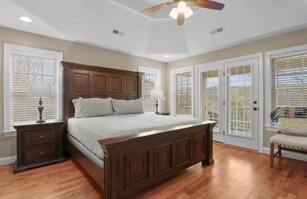 Sleeps 22, Lakefront w/ Private Dock & Pool, 2 Houses Lake Living by Avantstay - Foto 52