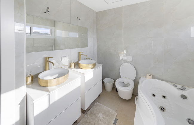 Chateau Gabriel 6 BR Villa w Heated Pool - Foto 33