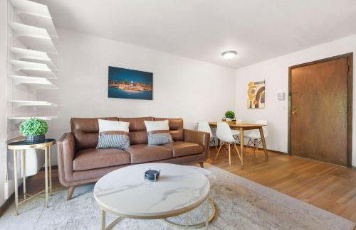 Workspace with Desk & Walkable to hospital & campus - Photo 7