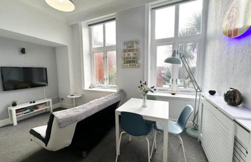 Burlington Mansions - FREE ALLOCATED PARKING - 8 mins walk to the beach - Gym - Pool Table - Brought to you by Coastline Retreats - Photo 25