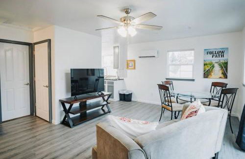 Gorgeous Upstairs Studio with Patio and Laundry - Foto 1