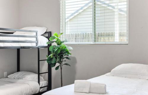 Spacious Home with Private Pool - Photo 61