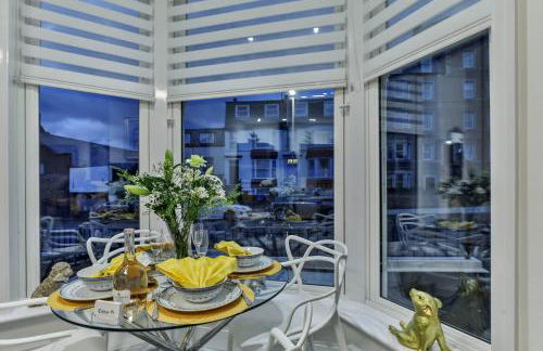 The Apartment - Ground Floor - Luxury for up to 4 guests near Open Air Theatre and North Bay - Foto 4