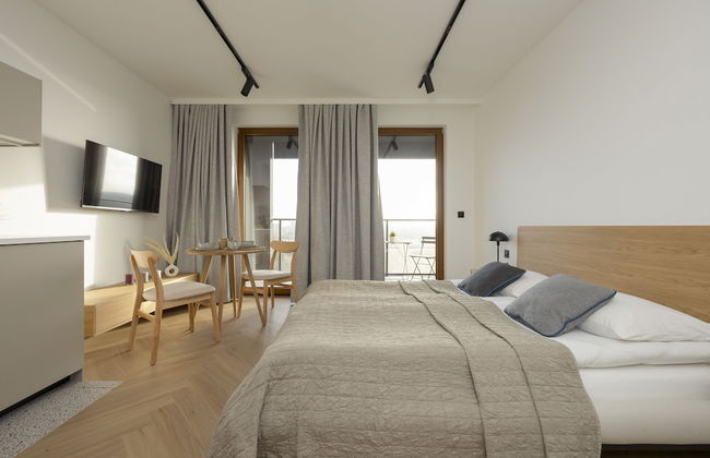 Horse Racing View 8th Floor by Renters - Photo 4