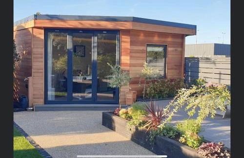 brand new cozy cabin with parking - Foto 17