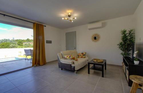 Villa de plain-pied au centre du village avec piscine privée - Foto 13