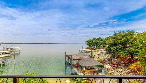 Hot Tub & Views: Luxe Lake Bridgeport Retreat - Photo 1
