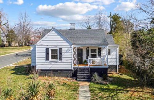 Quaint Cottage in heart of LYH - POOL with HOT TUB! - Foto 8