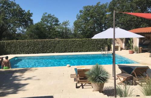 LA BRINDILLE Petit mas provencal meublé de tourisme 3 étoiles 2-3 personnes 1 piece 30 m2 tout confort lisière foret jardin Jacuzzi Piscine - Foto 31
