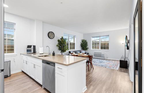 Modern 2BR 2BA Condo Sleeps 8 with Gym Laundry 20 Min to NYC - Foto 5