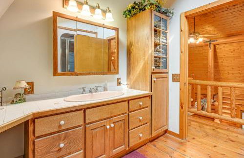 Indoor Pool and Hot Tub! Spacious Sterling Cabin - Foto 23