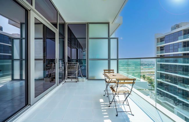 Luxury StayCation - Studio in Damac Hills with Balcony and Golf Views - Foto 13