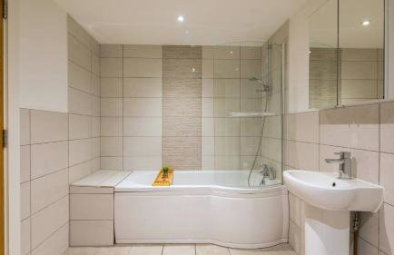 Liverpool Gem, Spacious 2BR Apt, Sleeps 8 - Photo 28