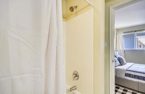 Airy Biloxi Condo with Patio Walk to Beach! - Photo 16