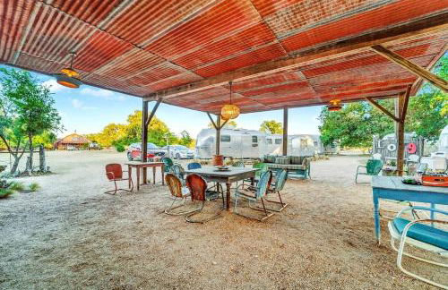 Luxury Airstream Campsite Nestled Beneath Oak Trees Outside of Austin, Texas - Foto 42