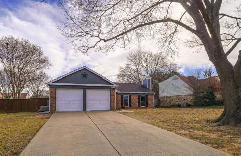 Beautiful home with backyard - Photo 11