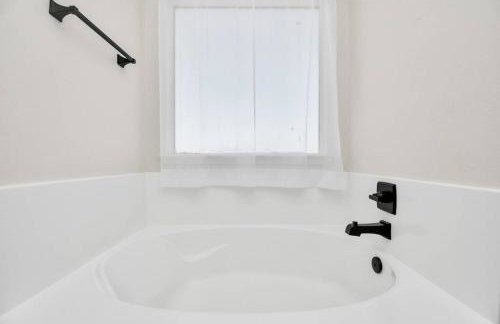 Tranquil 4-BR Oasis With Pool & Backyard Bliss! - Foto 42