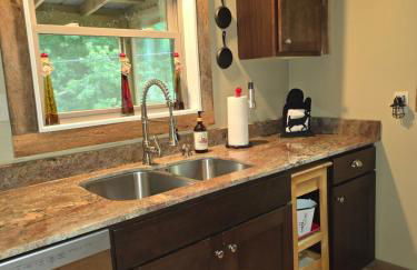 Couples Getaway Cabin with a Loft - Firepit - Creek - Foto 14