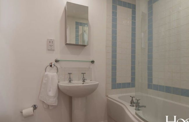 Stunning Character House In The Centre of Henley - Photo 7