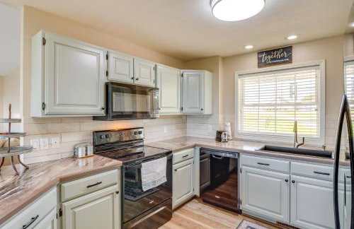 Charming Edgemont Home with Deck and Lake Views! - Foto 11