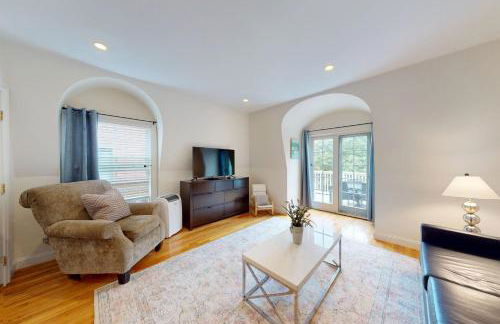 3-Bed 2-Bath Brookline Village Townhome w Deck - Foto 14