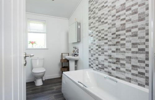 Buttercup Lodge - Relaxing hot tub and Parking - Foto 16