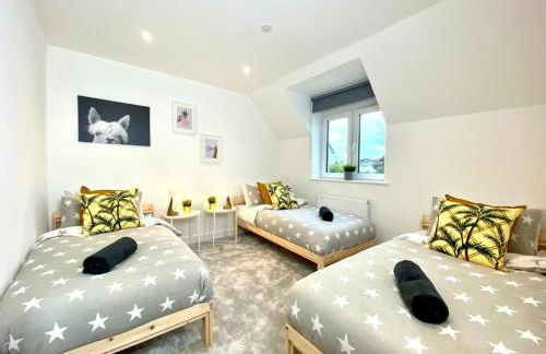 NEW Beautiful Large 3 bedroom House - 5 Minutes to the nearest Beach! - Great Location - Garden - Parking - Fast WiFi - Smart TV - Newly decorated - sleeps up to 7! Close to Poole & Bournemouth & Sandbanks - Foto 9