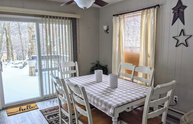 Harmony Cottage by Avantstay Lake Access, Hot Tub, Fire Pit, & Game Room - Foto 9