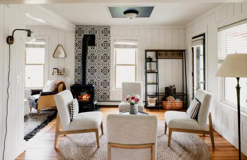 Charming Cabin with Hot Tub & Fire Pit - Foto 39