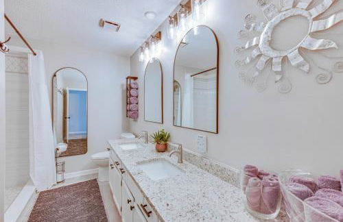 Riverfront Champlin Townhome with Deck and Water View! - Foto 25