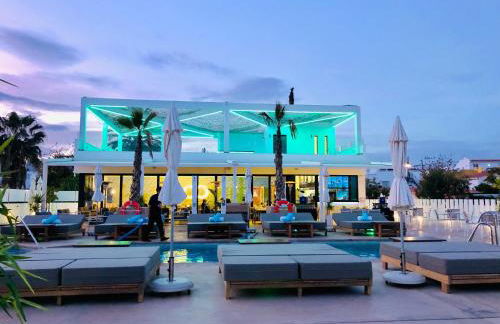 Luxury 3 Bedroom Apartment 300m from the Beach - Photo 43