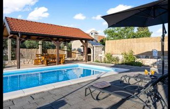 Olive Tree House with Jacuzzi, WiFi and 40m2 pool - Foto 1