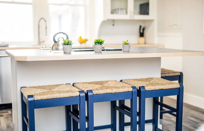 Couples Getaway | Walk to Unc | Free Cruiser Bikes - Foto 10