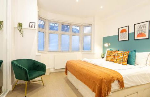 A beautiful Two Bedroom Flat with Garden & Parking - Photo 1