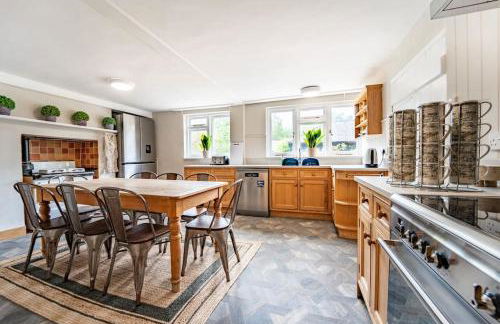 Large 5-Bedroom Farmhouse Sleeps 10 with Parking and Wifi - Foto 12