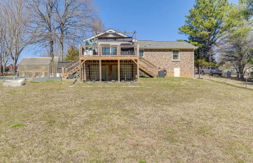 Family Home with Furnished Deck in Fairview! - Foto 25