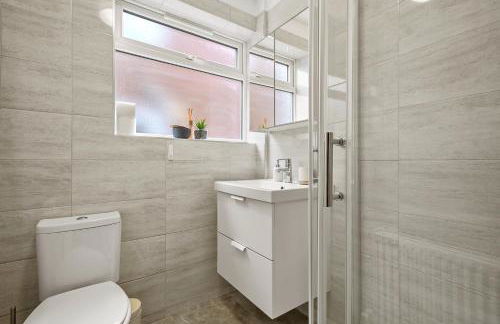 Private 2Bed-Parking & Garden-By FabAccommodation - Foto 6