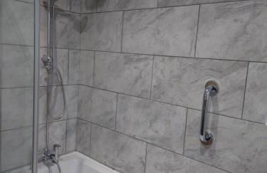 Newly renovated 2-bed bungalow - Photo 11