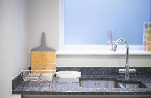 Deluxe Apartment near Cabot Circus w Parking sleeps 5 - Foto 15