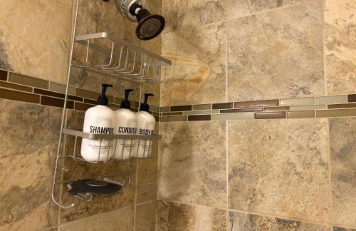 Home Sweet Idahome, feels like home with all the decor you wish you could afford King bed in master, fully fenced dog friendly yard, a few blocks from BSU and downtown Boise, Your perfect stay! - Foto 27