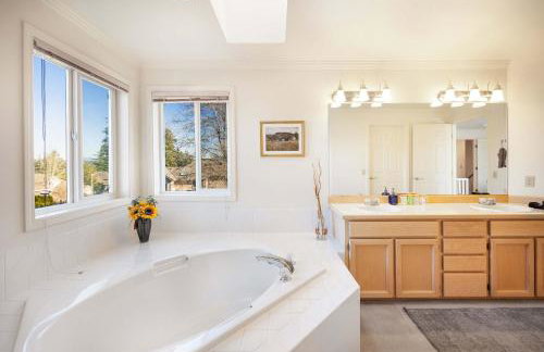 Brier 5BR Retreat w Pool Table Deck Central AC - Foto 39