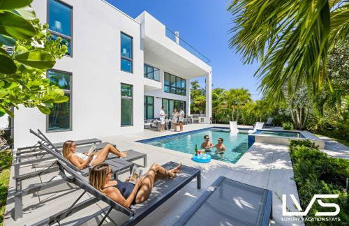 LVS Villa Blanco 5BR Coastal Oasis with Rooftop Sunset Deck Heated Pool Spa & Walk-to-Beach Access - Foto 2