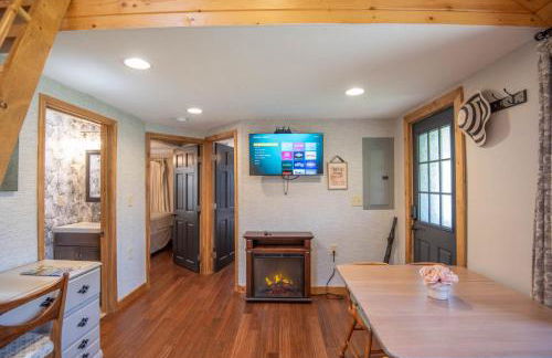 New River Views & Access - Hot Tub, Gazebo, Fire Pit, Next to Riverside Canoeing! - Foto 17