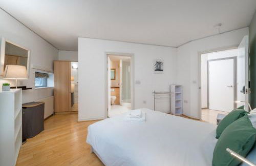 Lovely 3BD Flat, Parking, sleeps SIX close to O2 - Foto 16