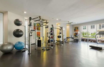 Tasteful 2BR I Pool I Gym I Parking I Workspace - Foto 23